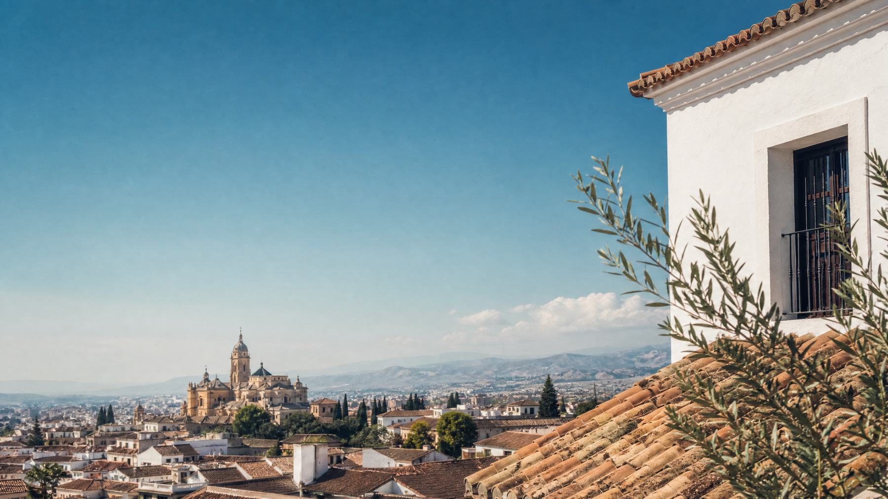 Tejados y luz mediterránea en una ciudad española